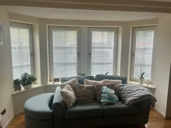 Venetian blinds in an Edinburgh bay window living room